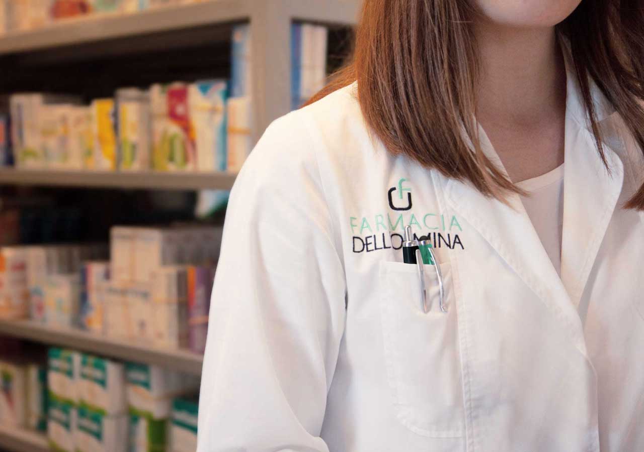 Foto di una farmacista di Farmacia dell'Olmina