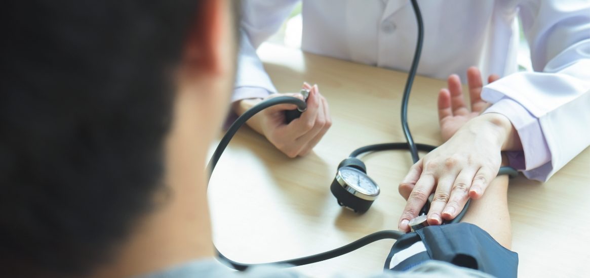 Personale di Farmacia dell'Olmina misura la pressione arteriosa